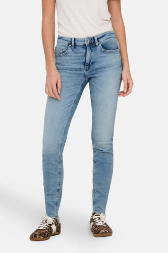 Lichtblauwe skinny jeans van ONLY, met destroyed details en gecombineerd met bruin-wit luipaardprint sneakers.
