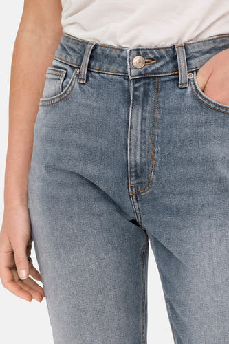 Middenblauwe mom jeans van ONLY, met een knoopsluiting en steekzakken.
