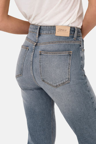 Middenblauwe mom jeans van ONLY, met achterzakken en een leren merklabel op de tailleband.
