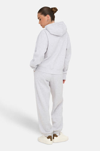 Pull gris à capuche ONLY, vu de dos, avec un short de jogging coordonné et des baskets blanches à imprimé léopard.