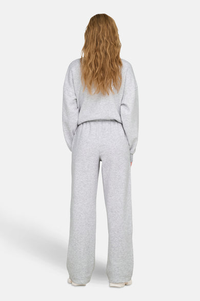 Grijze joggingbroek van ONLY, met wijde pijpen en gedragen met een bijpassend sweatshirt.
