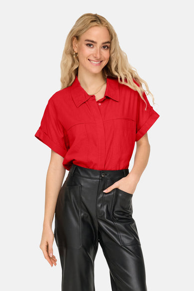 Rood hemd met korte mouwen van ONLY, met borstzakken en gedragen met een zwarte broek.