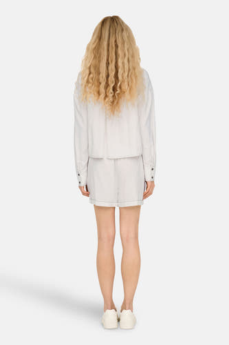 Chemise blanche à longues manches de ONLY, avec col boutonné et coupe décontractée.