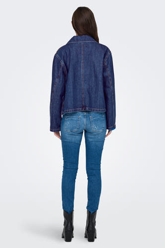 Jeansjas van donkerblauw denim van ONLY, gecombineerd met jeans en zwarte laarzen, achteraanzicht.
