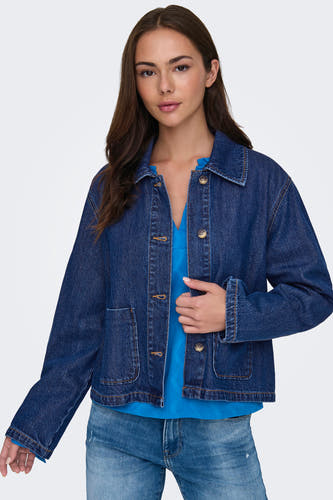 Donkerblauw denim jeansjas van ONLY, met lange mouwen, knoopsluiting en opgestikte zakken, gedragen over een blauwe top en jeans.