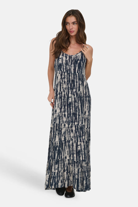 Blauwe lange mouwloze jurk van ONLY® met een verticaal tie-dye patroon in blauw en crème.
