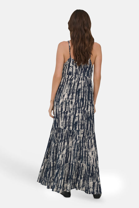 Robe longue sans manches bleue ONLY® à rayures tie-dye, jupe superposée et fines bretelles, vue de dos.