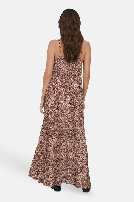 Rood mouwloos kleedje van ONLY® met beige paisley-achtige print, lange pasvorm en achteraanzicht.