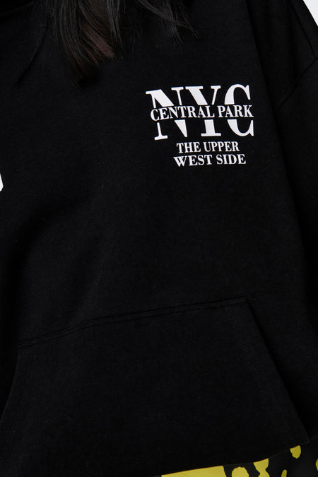 Zwarte sweater met kap van ONLY, met witte 'NYC'-print en een kangoeroezak.