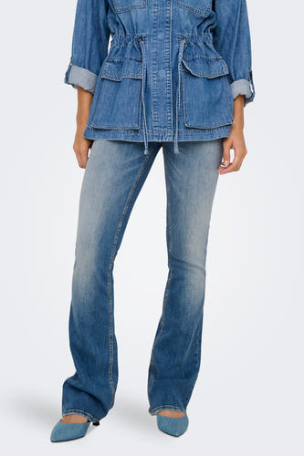 Jean délavé en denim bleu moyen de ONLY, avec une blouse en denim coordonnée et des chaussures.