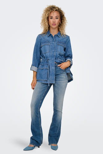 Uitlopende jeans van denim in middenblauw, van ONLY, met bijpassende denim blouse en schoenen.