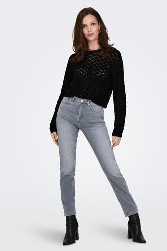 Middelgrijze mom jeans van ONLY, gedragen met een zwarte gebreide trui en zwarte laarzen.
