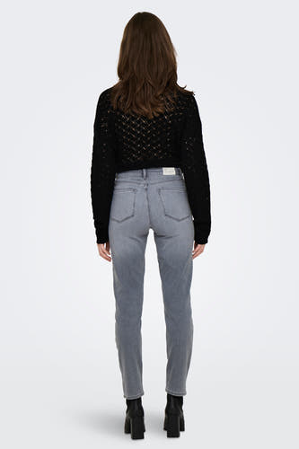 Midden grijze mom jeans van ONLY, met hoge taille en zwarte leren laarzen met hak.
