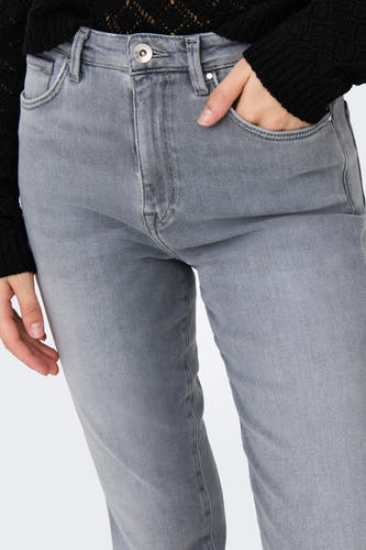 Midden-grijze mom jeans van ONLY, met steekzakken en een zwarte gebreide trui.
