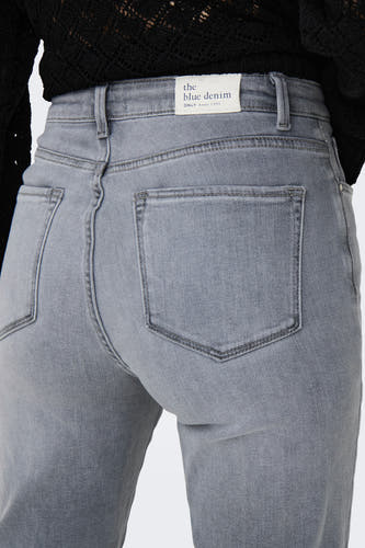 Midden-grijze mom jeans van ONLY, close-up achterkant met broekzak en label in de tailleband.
