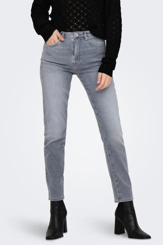 Mid grey mom jeans van ONLY, met zwarte trui en zwarte laarsjes.
