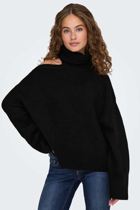 Zwarte rolkraagtrui van JDY, loszittend model met schouderuitsnijding, gedragen met blauwe jeans, vooraanzicht