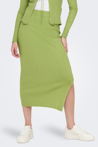 Robe verte ONLY, avec des bords côlés et une fente, associée à un veston coordonné et à des baskets blanches.