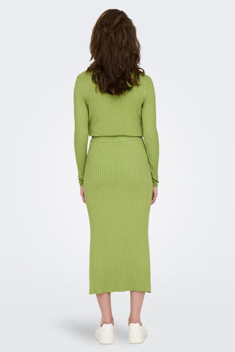 Robe verte ONLY, avec une texture à fines bretelles et une longueur midi, vue de l'arrière.