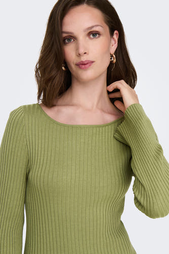 Robe verte avec des manches longues de ONLY, en tissu côtelé et avec des boucles d'oreilles rondes dorées.