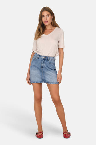 Short light blue denim skirt from ONLY, with a classic waistband and red flat shoes.