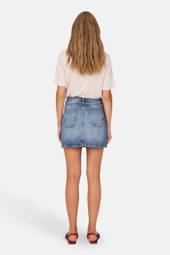 Short light blue denim skirt from ONLY, with back pockets, combined with a beige T-shirt and red sandals.