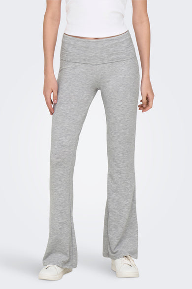 Grijze broek van ONLY, met uitlopende pijpen en een brede tailleband.
