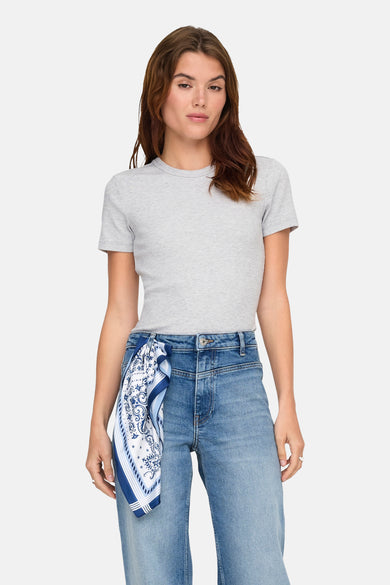 T-shirt gris à manches courtes de ONLY, porté avec des jeans larges et un foulard bleu et blanc.