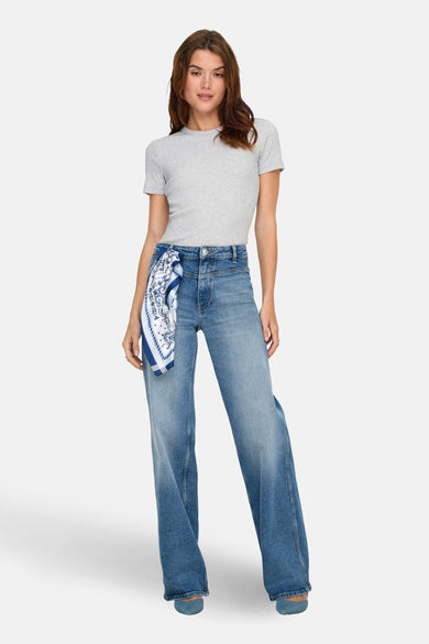 Grijs T-shirt met korte mouwen van ONLY, gedragen met wijde jeans en een blauw-witte sjaal.
