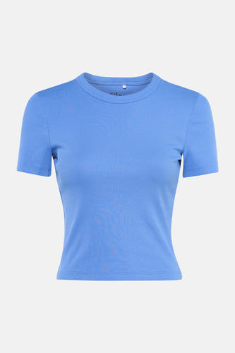T-shirt bleu à manches courtes de ONLY, porté avec un jean ample et des baskets.
