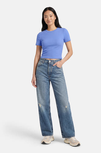 Blauw T-shirt met korte mouwen van ONLY, gedragen met wijde jeans en sneakers.