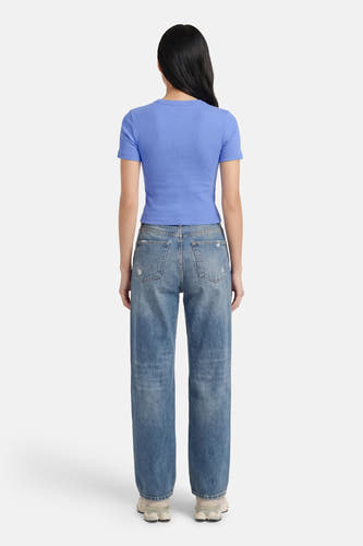 T-shirt bleu à manches courtes ONLY®, avec une texture côtelée et associé à un jean décontracté.