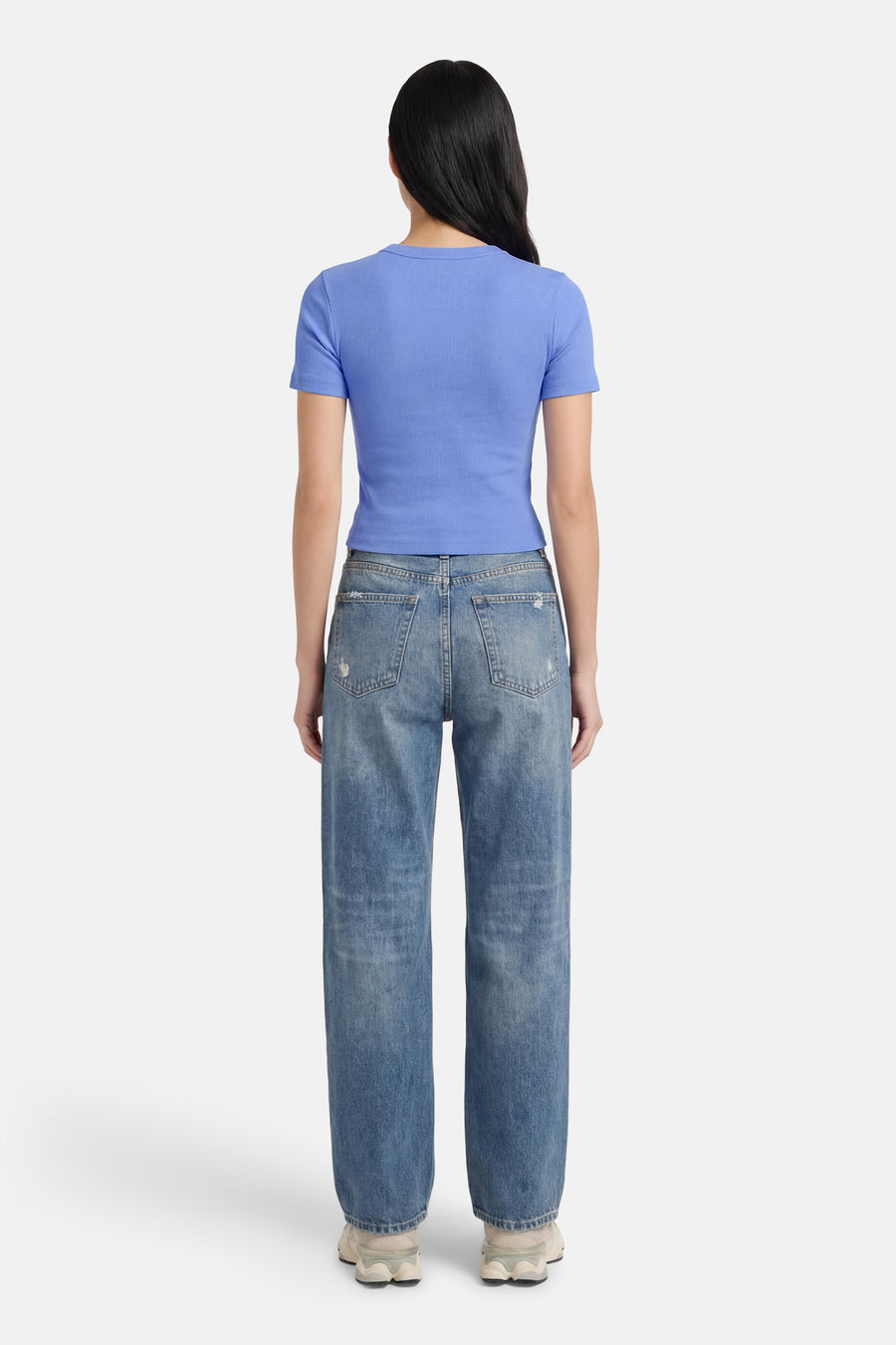 T-shirt bleu à manches courtes ONLY®, avec une texture côtelée et associé à un jean décontracté.