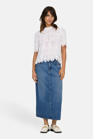 Longue jupe en denim bleu de ONLY, avec une coupe droite et une fente à l'avant.