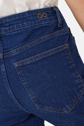 Jean mom bleu marine de JDY, avec poche arrière et détail sur la ceinture.