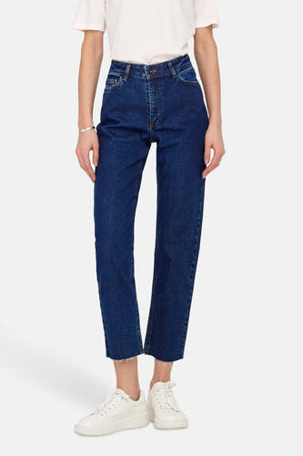 Jean mom bleu marine de JDY, avec un bord froncé et associé à un t-shirt blanc et des baskets blanches.