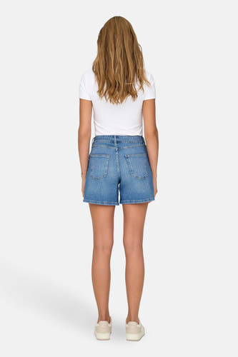 Middenblauwe denim short van ONLY, met zicht op de achterkant.