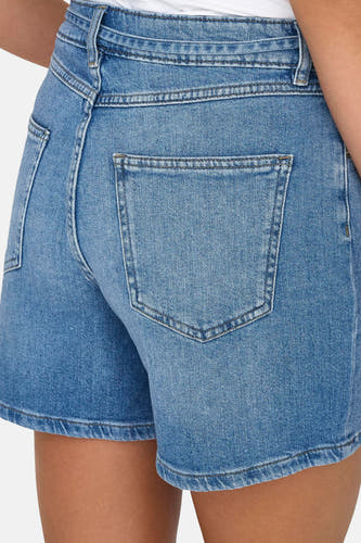 Denim short in middenblauw van ONLY, met achterzakken en stiksels.