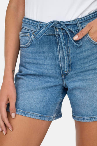 Middenblauwe denim short van ONLY, met strikceintuur en steekzakken, cropped.
