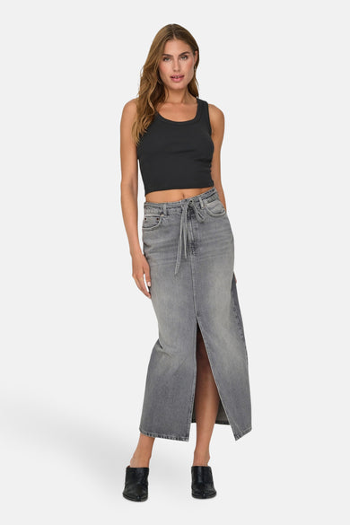 Grijze denim rok van ONLY, met een split aan de voorkant en een tailleband.