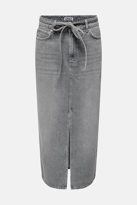 Grijze denim rok van ONLY, met strikceintuur en split aan de voorkant.
