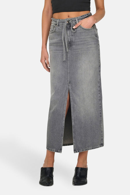 Middenlange grijze denim rok van ONLY, met een split aan de voorkant en een strikceintuur.