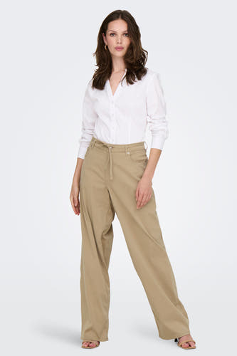 Beige broek van ONLY, met wijde pijpen en een touwtje om de taille, gedragen met een wit overhemd.
