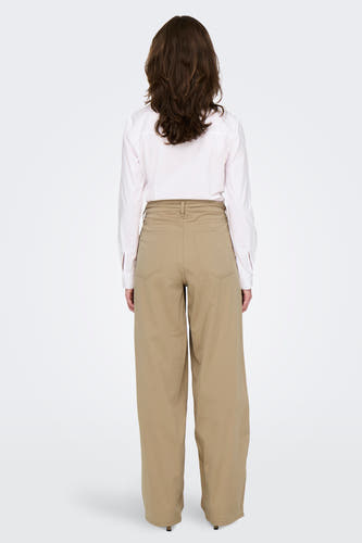 Beige broek van ONLY, met wijde pijpen en hoge taille, gezien van achteren.