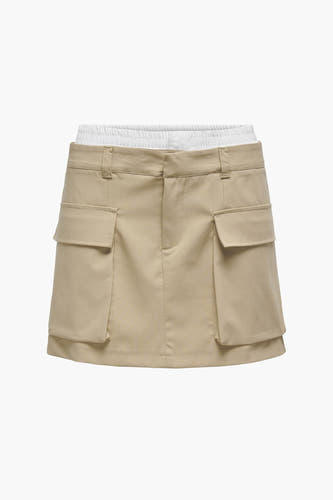Beige korte rok van ONLY, met opgestikte zakken en een witte elastische tailleband.
