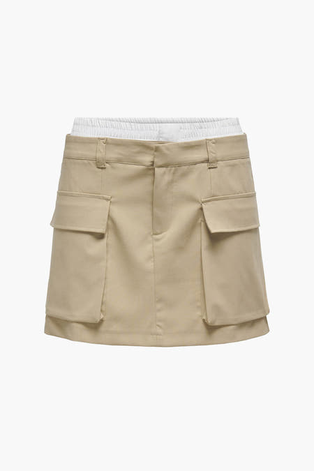 Jupe courte beige de ONLY®, avec des passants et une poche arrière.