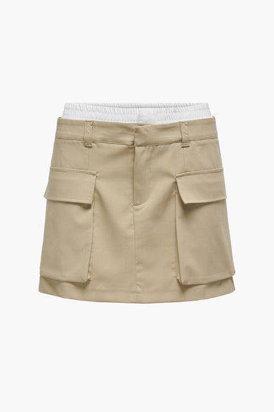 Beige korte rok van ONLY, met opgestikte zakken en een witte elastische tailleband.
