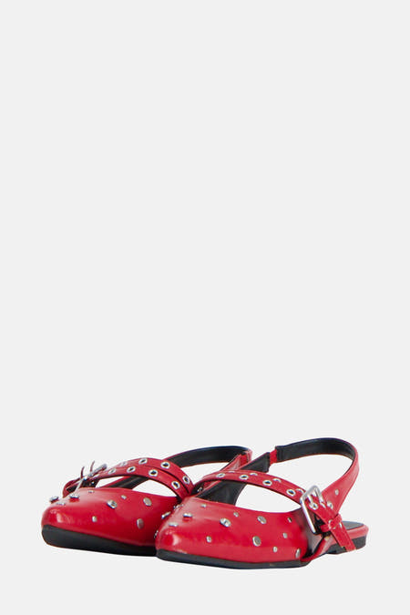 Rode ballerina's van ONLY, versierd met zilverkleurige studs en bandjes met gespen.
