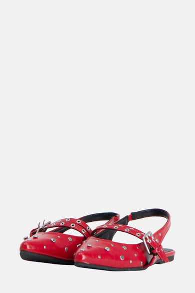 Rode ballerina's van ONLY, versierd met zilverkleurige studs en bandjes met gespen.
