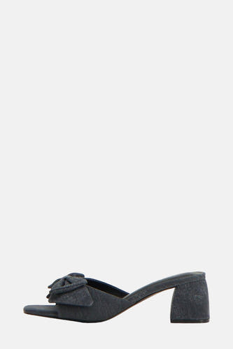 Donkergrijze denim pumps van ONLY, met strikdetail en blokhak, in zijaanzicht.
